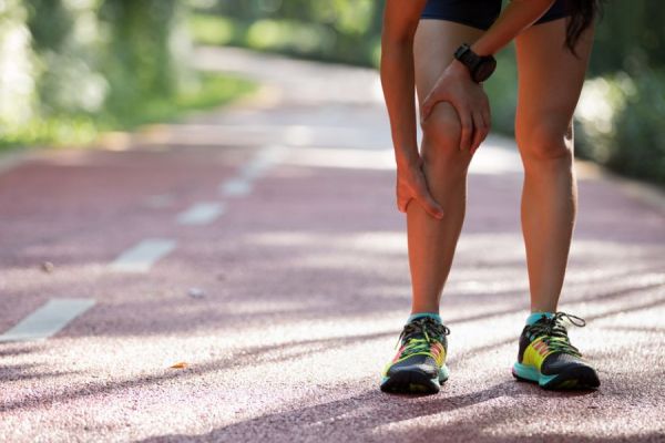 woman runner with shin splint and knee pain